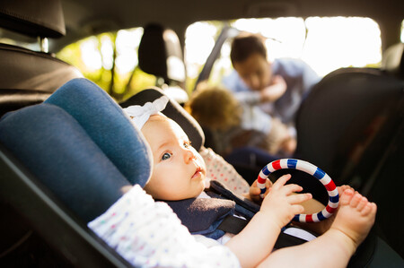 Dime cuántos años tiene tu hijo y te diré qué sillita del coche comprar: la DGT explica cómo debes elegir