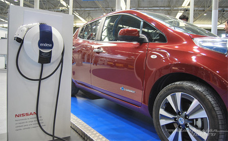 Las ayudas al coche eléctrico no se aprobarán hasta que no lo haga la nueva normativa de recarga (y suena esta semana)