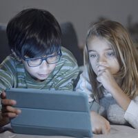 En 2025 hay algo más efectivo que la paga para recompensar a los niños: las pantallas