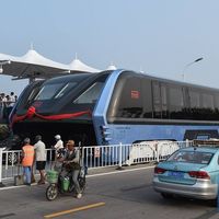 ¿Recuerdas el autobús elevado chino (TEB)? Si no, no importa, fue un fraude