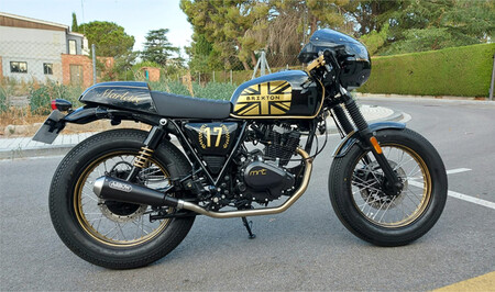 La moto retro ganadora del concurso de preparaciones Brixton Custom Project es un homenaje a Ayrton Senna, digna del oro