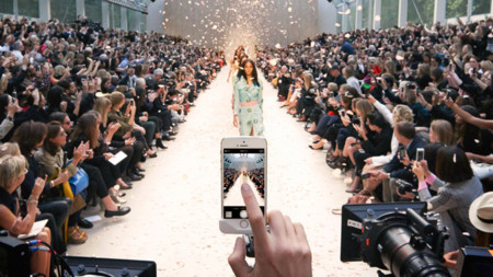 El iPhone 5s triunfa en la pasarela londinense de la mano de Burberry