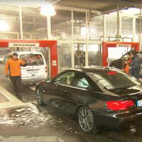 El lavadero de coches más grande del mundo limpia 4.000 coches al día, tiene 100 trabajadores y si no te dejan el coche perfecto, te lo limpia el jefe personalmente