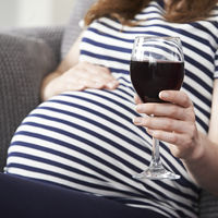 En el embarazo ni una gota de alcohol: el riesgo de aborto aumenta cada semana de consumo, con independencia de la cantidad