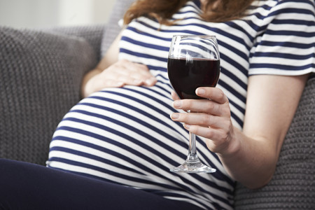 En el embarazo ni una gota de alcohol: el riesgo de aborto aumenta cada semana de consumo, con independencia de la cantidad