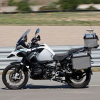 Esta moto sin conductor no es magia, es una BMW autónoma para mejorar las ayudas a la conducción