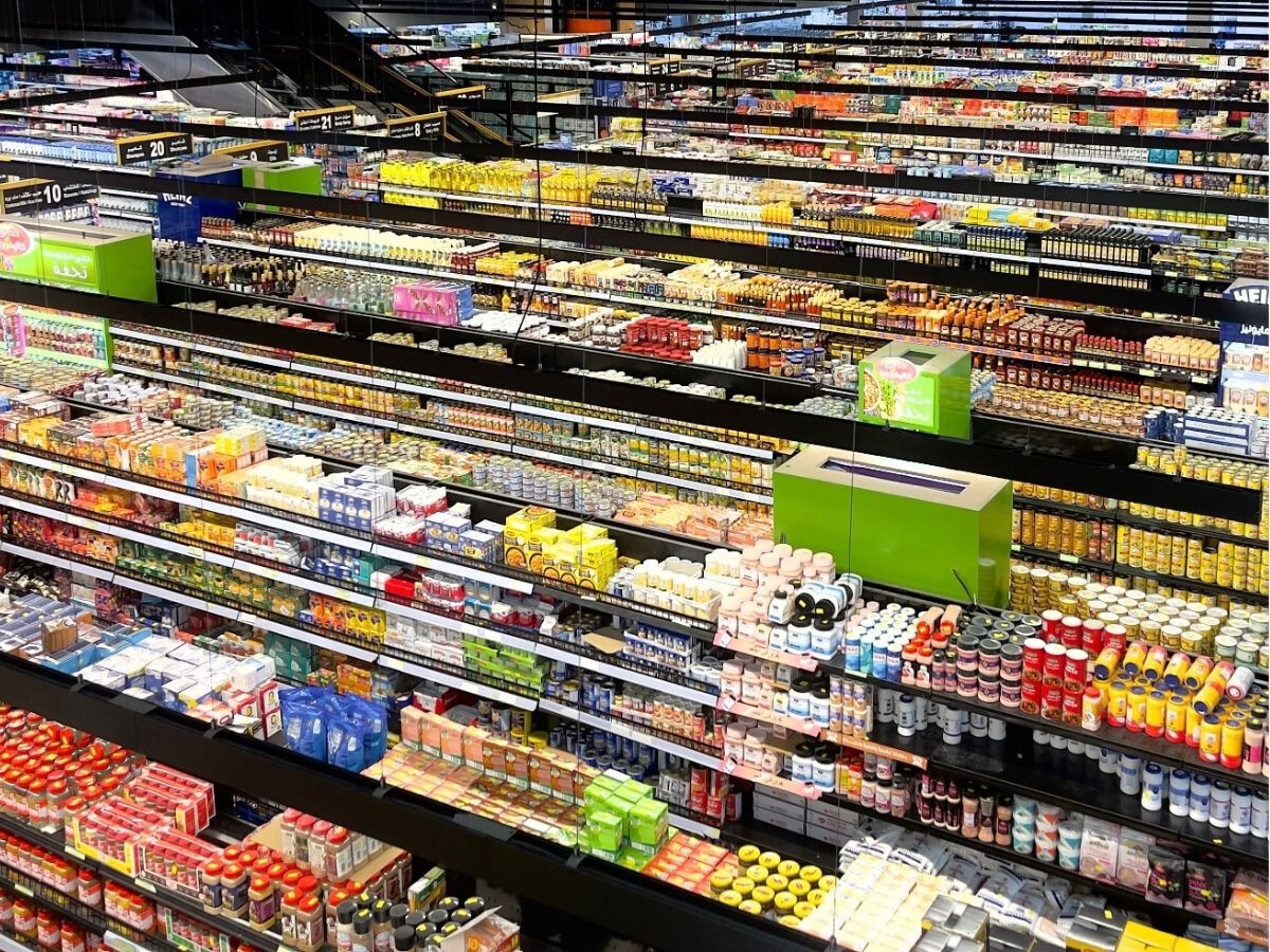 Productos del supermercado con etiquetas de precio mostrando aumentos y disminuciones