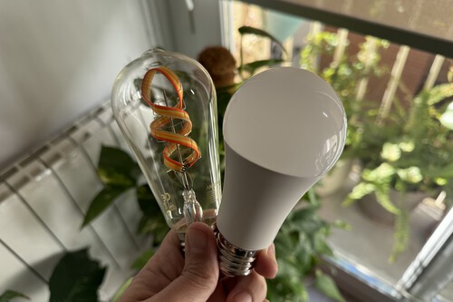 He quitado las bombillas WiFi para volver a las "tontas". Aún funcionan con el móvil y ya no tengo que poner post-it en la pared