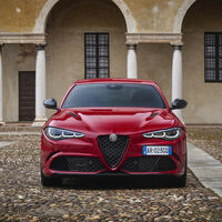 El nuevo Alfa Romeo Quadrifoglio vuelve a ser la berlina de gasolina de más de 500 CV más barata. También la más ligera
