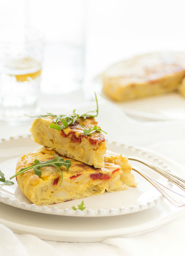 Tortilla de patata con cebolla y pimientos del piquillo confitados. Receta para una cena muy mediterránea