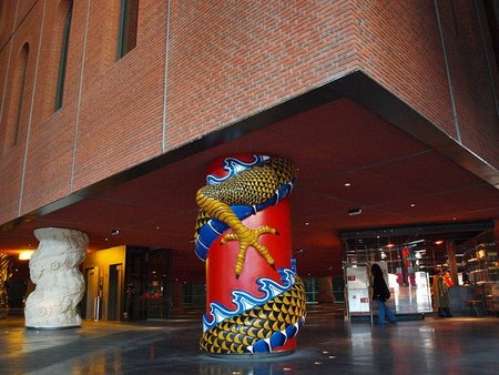 Las 43 columnas de la Alhóndiga de Bilbao