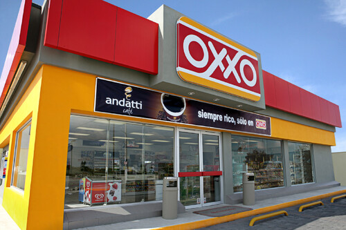 A Oxxo no le es suficiente hacer depósitos y retiros en sus tiendas en México, ahora también quiere ser un banco