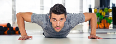 Los cinco errores que casi todo el mundo comete al hacer flexiones, y que no te dejan exprimirlas al máximo 