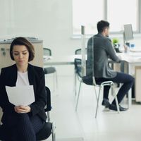 México sí redujo la proporción de jóvenes que no estudian ni trabajan: la mejora tiene una brecha de género 