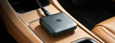 Permite conectar dos móviles a Android Auto sin cables: así es el nuevo adaptador inalámbrico de Motorola con sello de Google