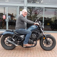 Empezar a montar en moto a los 90 años. Este jubilado se sacó el carnet A2 hace nada y su sueño es que le paren "a 160 km/h con 100 años"