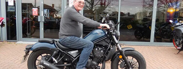 Empezar a montar en moto a los 90 años. Este jubilado se sacó el carnet A2 hace nada y su sueño es que le paren "a 160 km/h con 100 años"