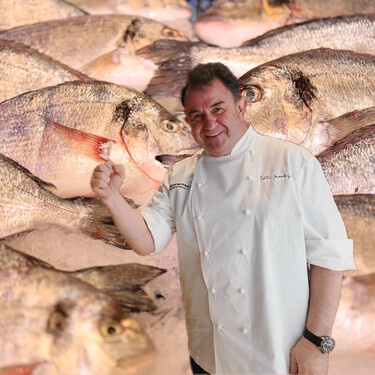 Estas son las tres claves de Martín Berasategui para descamar un pescado en casa sin fallo: víscera, cuchillo y grifo 