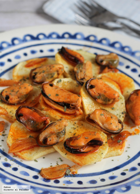 Patatas con mejillones en escabeche caliente casero. Receta de aperitivo