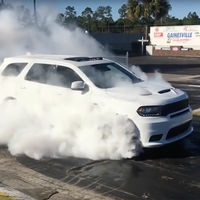 Mira como el Dodge Durango SRT hace un burnout con las 4 ruedas