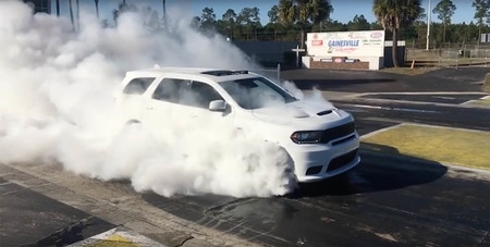 Mira como el Dodge Durango SRT hace un burnout con las 4 ruedas