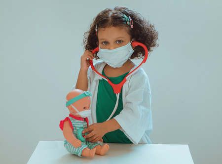 "Sueño con volver a abrazar a mi niño": la difícil situación de los sanitarios -y otros profesionales- y sus hijos durante la pandemia