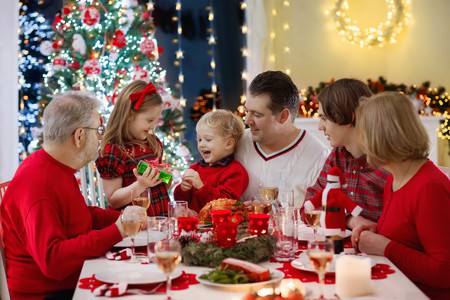 Cinco consejos de los pediatras para que los niños disfruten de una Navidad saludable