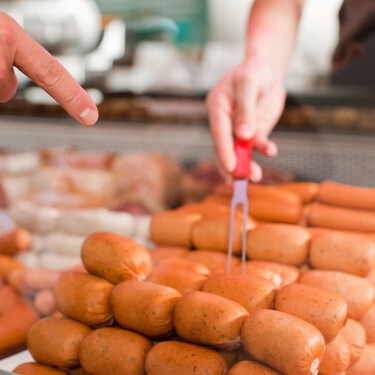 Comer una sola salchicha al día aumenta el riesgo de cáncer, diabetes y enfermedades cardiovasculares, según un estudio