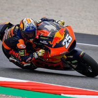 ¡Qué rookie! Raúl Fernández también comienza liderando el Gran Premio de Cataluña de Moto2