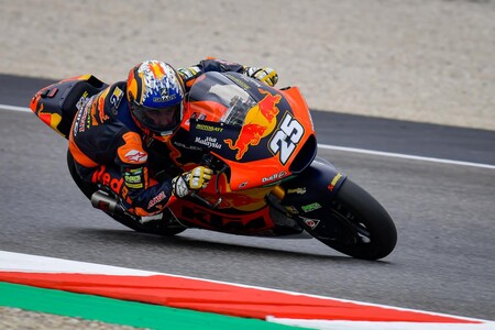 ¡Qué rookie! Raúl Fernández también comienza liderando el Gran Premio de Cataluña de Moto2