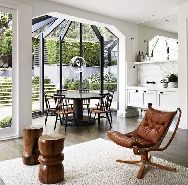 Una cocina abierta al comedor (e incluso al salón) llena de luz