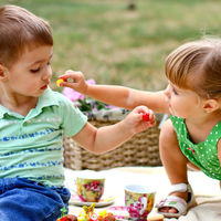 Los bebés son altruistas: un experimento demuestra que son capaces de renunciar a la comida y ayudar a los demás