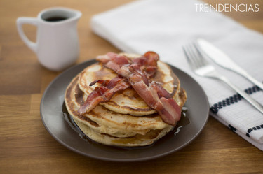 Tortitas con bacon y sirope de arce. Receta americana 
