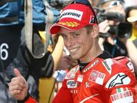 Pole para Stoner con Pedrosa al acecho