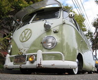 Volkswagen Bus con suspensión ligeramente rebajada