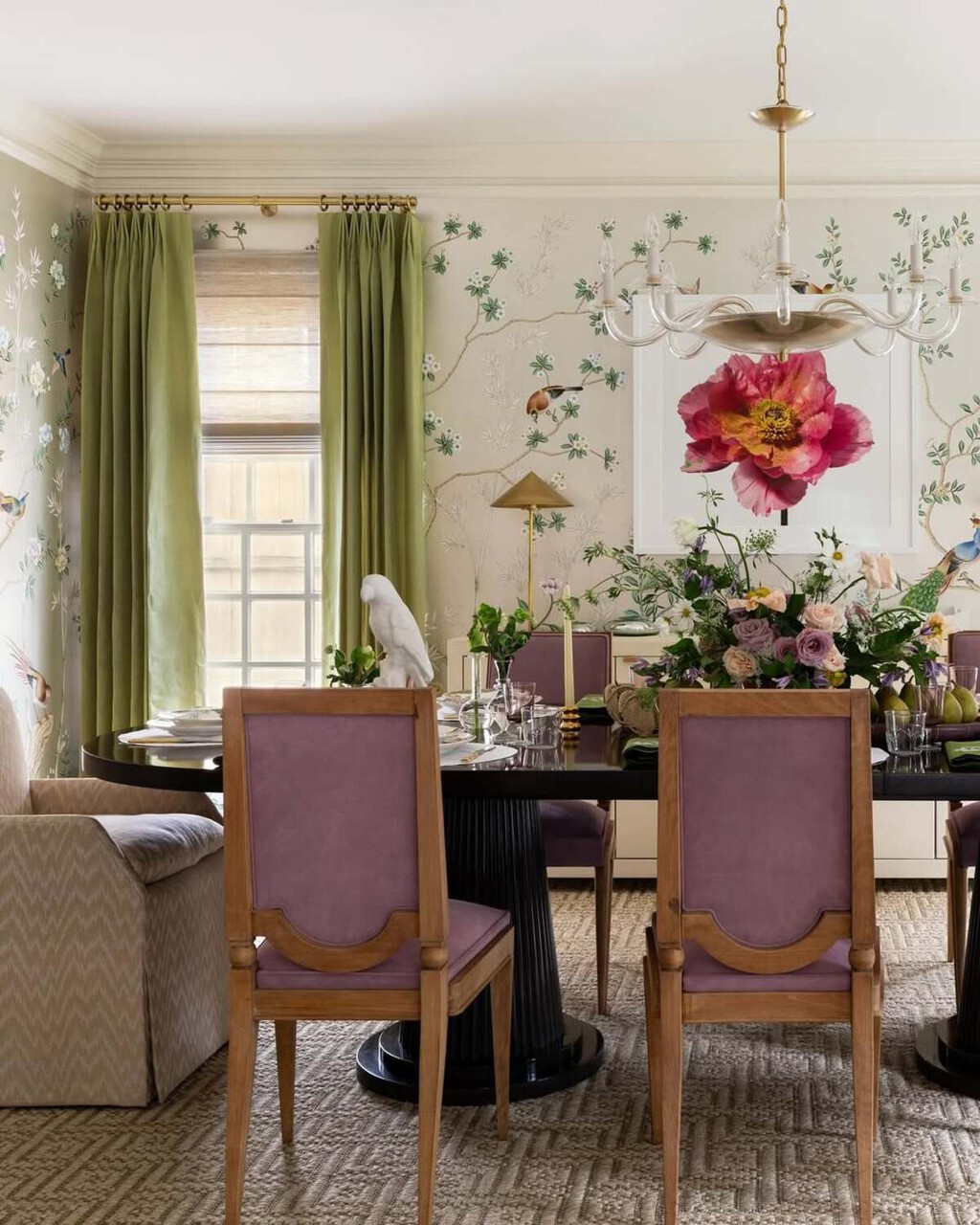 Un hombre compra una mesa por menos de 30 euros en una tienda de segunda mano y después descubre que es de la Corona Real:  "Estaba fuera de lo común y tenía algo especial"