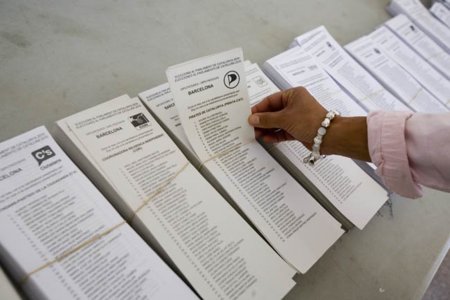 Los Piratas de Cataluña desembarcan en la Junta Electoral con miles de avales