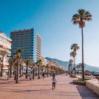 Visitar esta ciudad de la Costa del Sol, donde conviven 142 nacionalidades, es como dar la vuelta al mundo