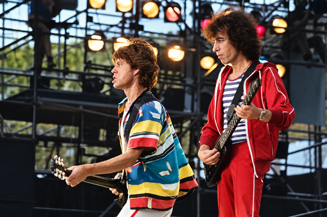 Duo De Rock En Concierto Al Aire Libre