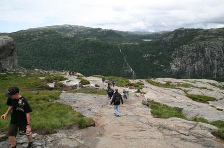 Niños subiendo al Preikestolen