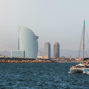 El restaurante de Barcelona al que muchos llegaban en golondrina y donde media ciudad acabó celebrando veranos, citas y fuegos artificiales 