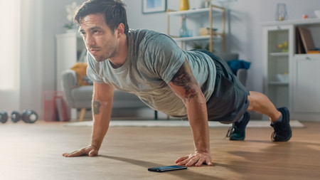Tres variaciones de flexiones para entrenar tus brazos en casa sin material