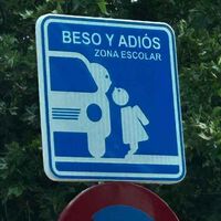 Una señal cuqui para combatir uno de los mayores problemas de civismo: padres colapsando calles para dejar a los niños en el cole. Spoiler: no va a funcionar