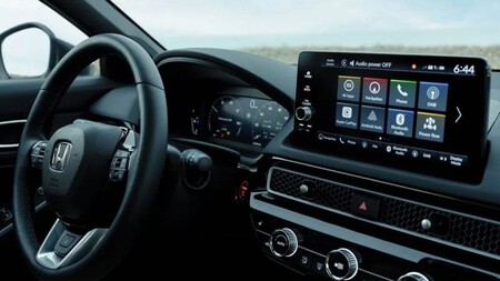 Todas as versões foram aprimoradas: a versão básica Elegance ganhou um carregador de smartphone por indução, a Sport ganhou volante aquecido e a Advance ganhou uma nova iluminação ambiente, especialmente na área dos pés.