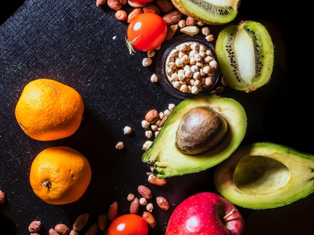 Siete alimentos que te ayudan a cuidar la salud de tus riñones (y recetas para sumarlos a tu dieta)