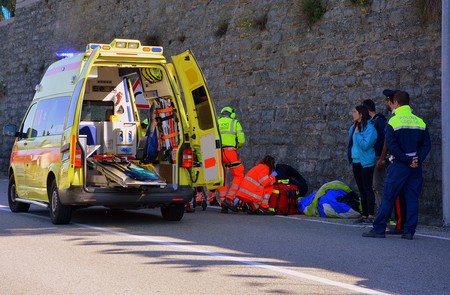 Las ambulancias de Galicia y Asturias siguen pagando peaje, a pesar de que por ley no tendrían que hacerlo