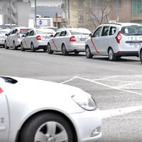 Las administraciones ofrecen a los taxistas de Madrid que Uber y Cabify se precontraten por kilometraje