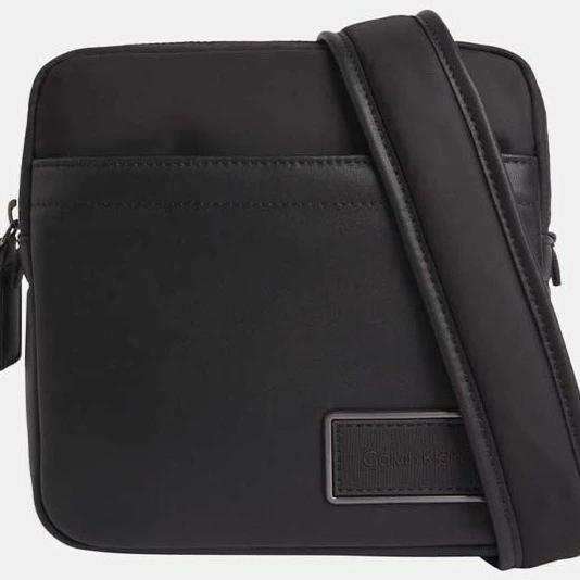 Calvin Klein Bandolera mini en negro con cierre cremallera