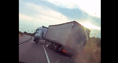 ¡Irresponsable total! Este vídeo retrata cómo conducía un camionero que superaba siete veces la tasa de alcohol