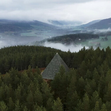 La misteriosa pirámide enclavada en un bosque de Escocia que esconde una bonita y triste historia